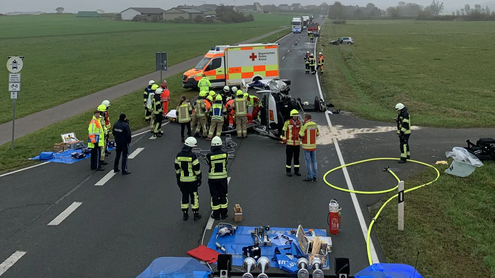 Ein Unfall im vorigen November auf der Bundesstraße 470 bei Uehlfeld gehörte zu den schweren Vorkommnissen des Jahres 2024. Drei Menschen wurden dabei verletzt. Insgesamt zeugt die Statistik der Polizei jedoch von einer Besserung beim Unfallgeschehen im Landkreis Neustadt/Aisch-Bad Windsheim. (Foto: Polizeiinspektion Neustadt)