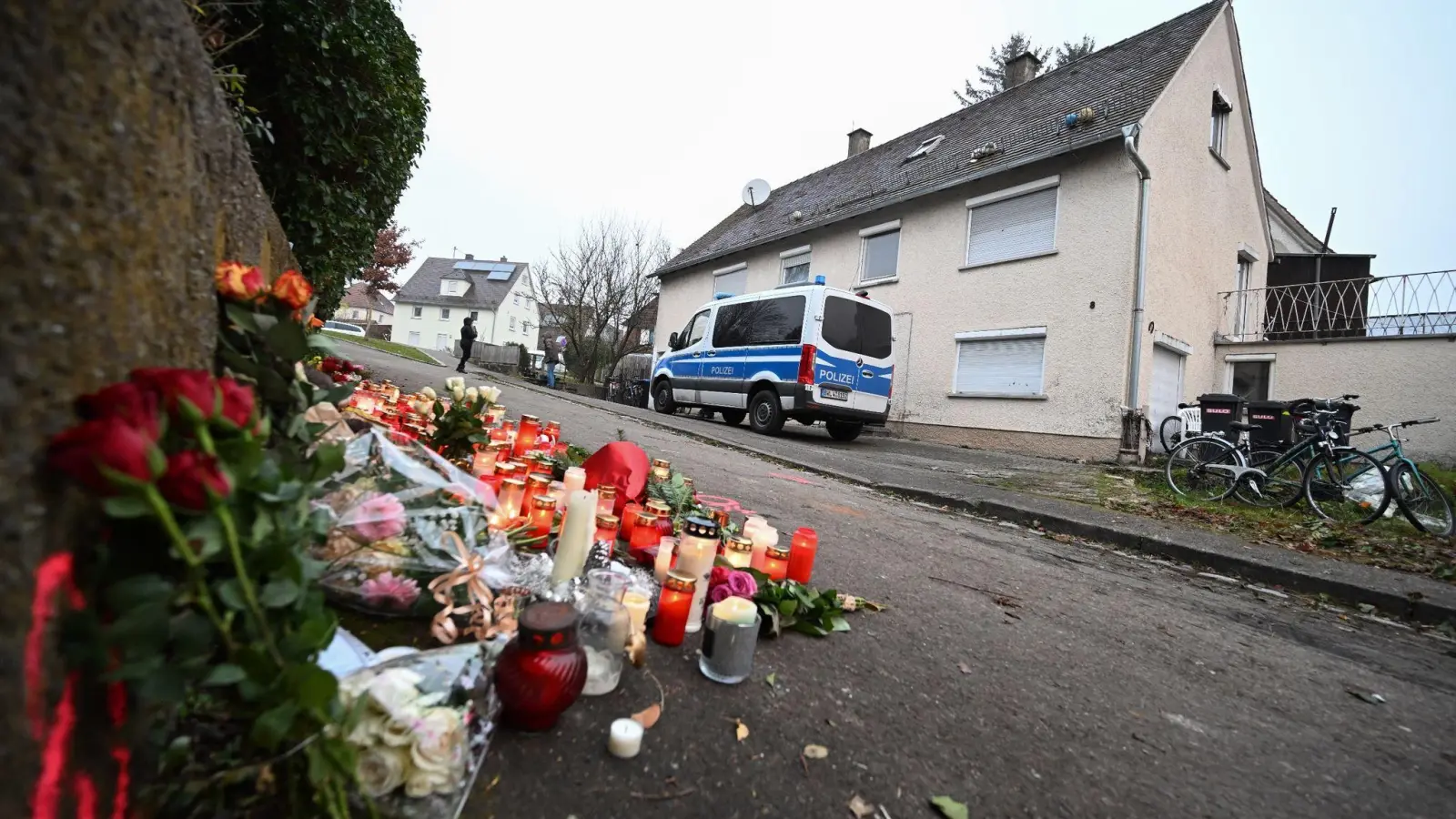Kerzen und Blumen stehen am Tatort, an dem zwei Mädchen mit einem Messer angegriffen wurden. (Foto: Bernd Weißbrod/dpa/Archiv)