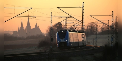 Der Regionalverkehr auf der Strecke Würzburg–Treuchtlingen, hier bei Ansbach, ist im Herbst 2025 von zahlreichen Baustellen geprägt. (Foto: Johannes Hirschlach)