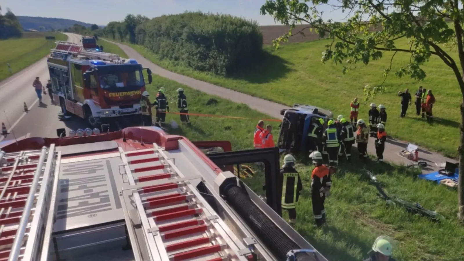Der Kleinbus ist auf der B13 zwischen Oberdachstetten und Marktbergel von der Fahrbahn abgekommen. (Foto: Feuerwehr Marktbergel)