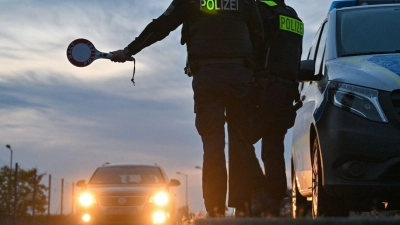 Beamte der Bundespolizei stoppen an der deutsch-polnischen Grenze ein Auto. Bundesinnenministerin Faeser zufolge sind durch vorübergehende Grenzkontrollen seit Oktober 17.600 unerlaubte Einreisen verhindert worden. (Foto: Patrick Pleul/dpa)