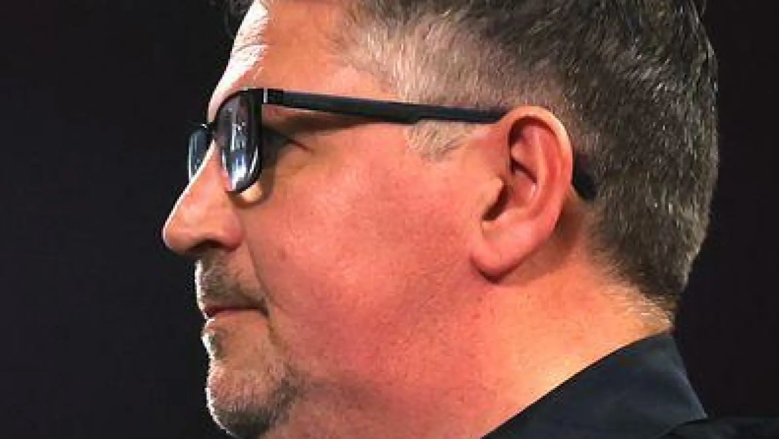 Gary Anderson beim Duell der beiden Giganten. (Foto: Steven Paston/PA Wire/dpa)