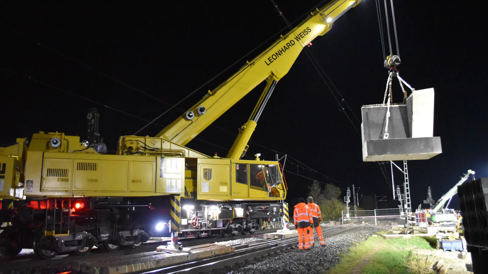 Mit einem gewaltigen Schienenkran wurden die Betonteile an ihren Bestimmungsort gehoben.  (Foto: Hartmut Hagelauer)