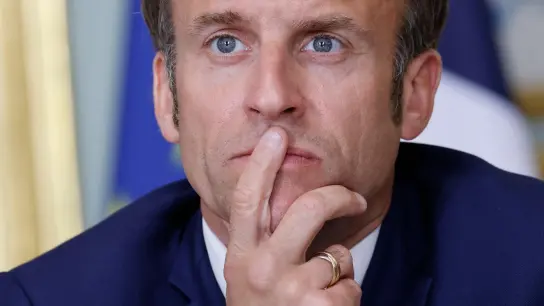Im Mittelpunkt steht die Frage, ob Emmanuel Macron auf unerlaubte Weise von den Diensten der Beratungsfirma profitiert hat. (Foto: Ludovic Marin/AFP/AP/dpa)