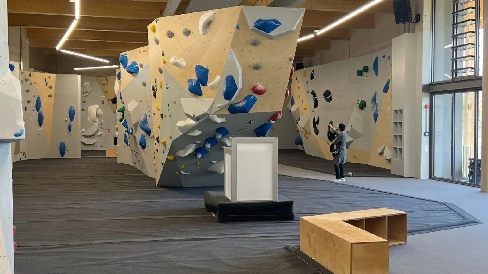 Die neue Boulder-Halle im DAV-Kletterzentrum München-Thalkirchen wird bei einer Pressekonferenz vorgestellt. (Foto: Manuel Schwarz/dpa)