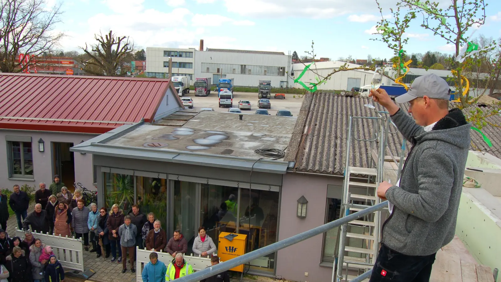 Auf dem Dach des neuen Gebäudes erhob Zimmerermeister Lukas Riedel das Glas und dankte beim Richtfest allen am Bau Beteiligten für das gelungene Werk. Die Kosten des Projekts bezifferte der evangelische Krankenpflegeverein auf rund 1,4 Millionen Euro. (Foto: Markus Weinzierl)