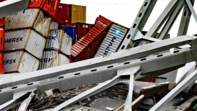 Trümmer der Francis Scott Key Bridge liegen auf dem Containerschiff „Dali“. (Foto: Julia Nikhinson/AP/dpa)