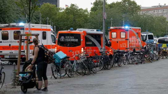 Einsatzfahrzeuge von Polizei und Feuerwehr vor dem Bahnhof Friedrichstrasse. (Foto: Carsten Koall/dpa)
