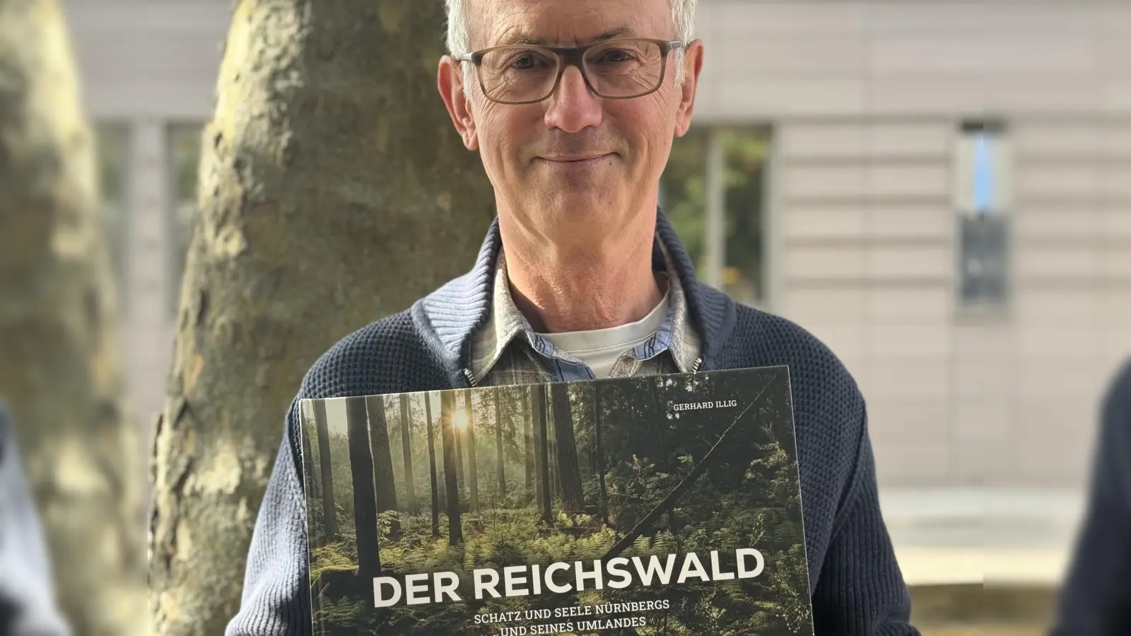 Der Fotograf Gerhard Illig mit seinem druckfrischen Bildband über den Nürnberger Reichswald.  (Foto: Lara Hausleitner)