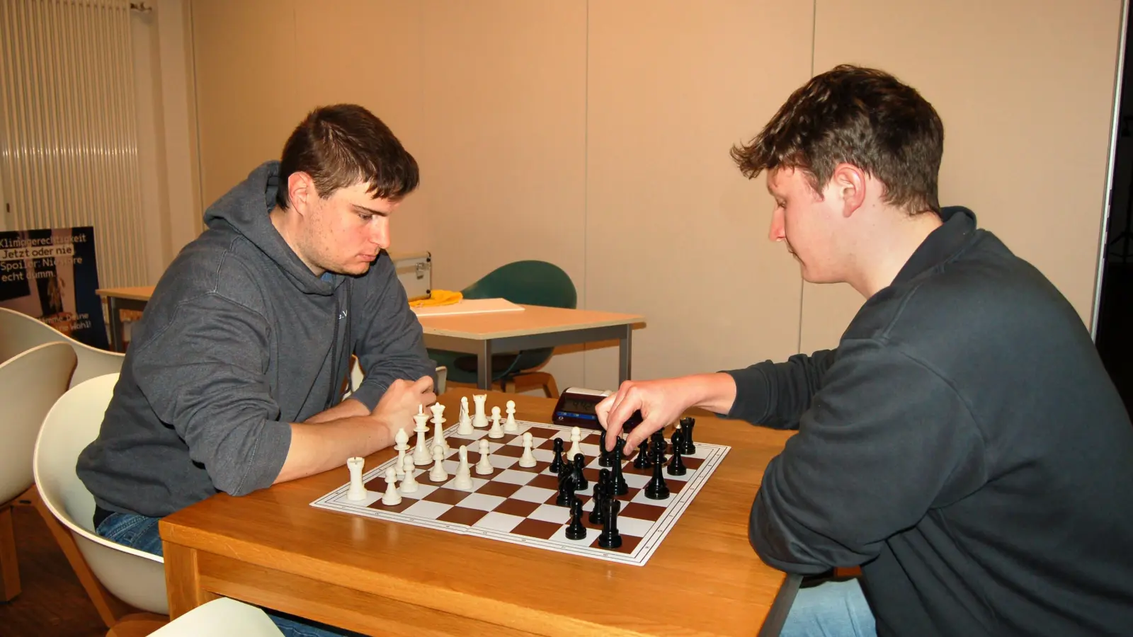Es geht um Konzentration und Strategie: Jeden Freitag treffen sich die Schachfreunde im Jugendhaus AP 26. Am Brett Jugendleiter Tobias Klingler (links) und Jugendbetreuer Maximilian Ries. (Foto: Markus Weinzierl)