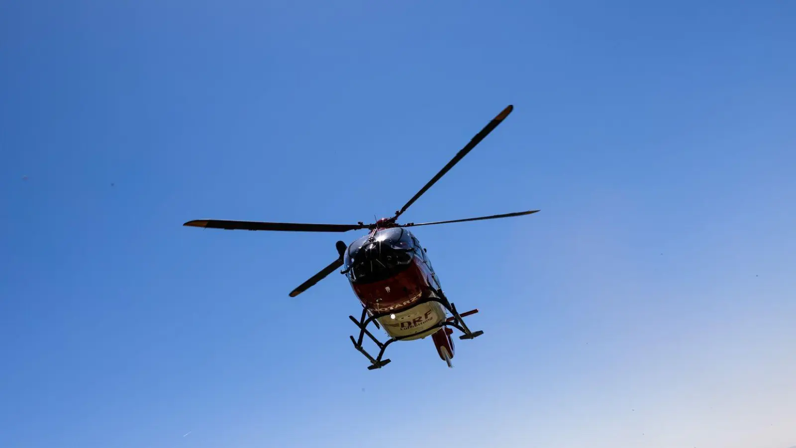 Ein Rettungshubschrauber brachte den 14-Jährigen mit schweren Verletzungen ins Krankenhaus. (Symbolbild) (Foto: Philipp von Ditfurth/dpa)