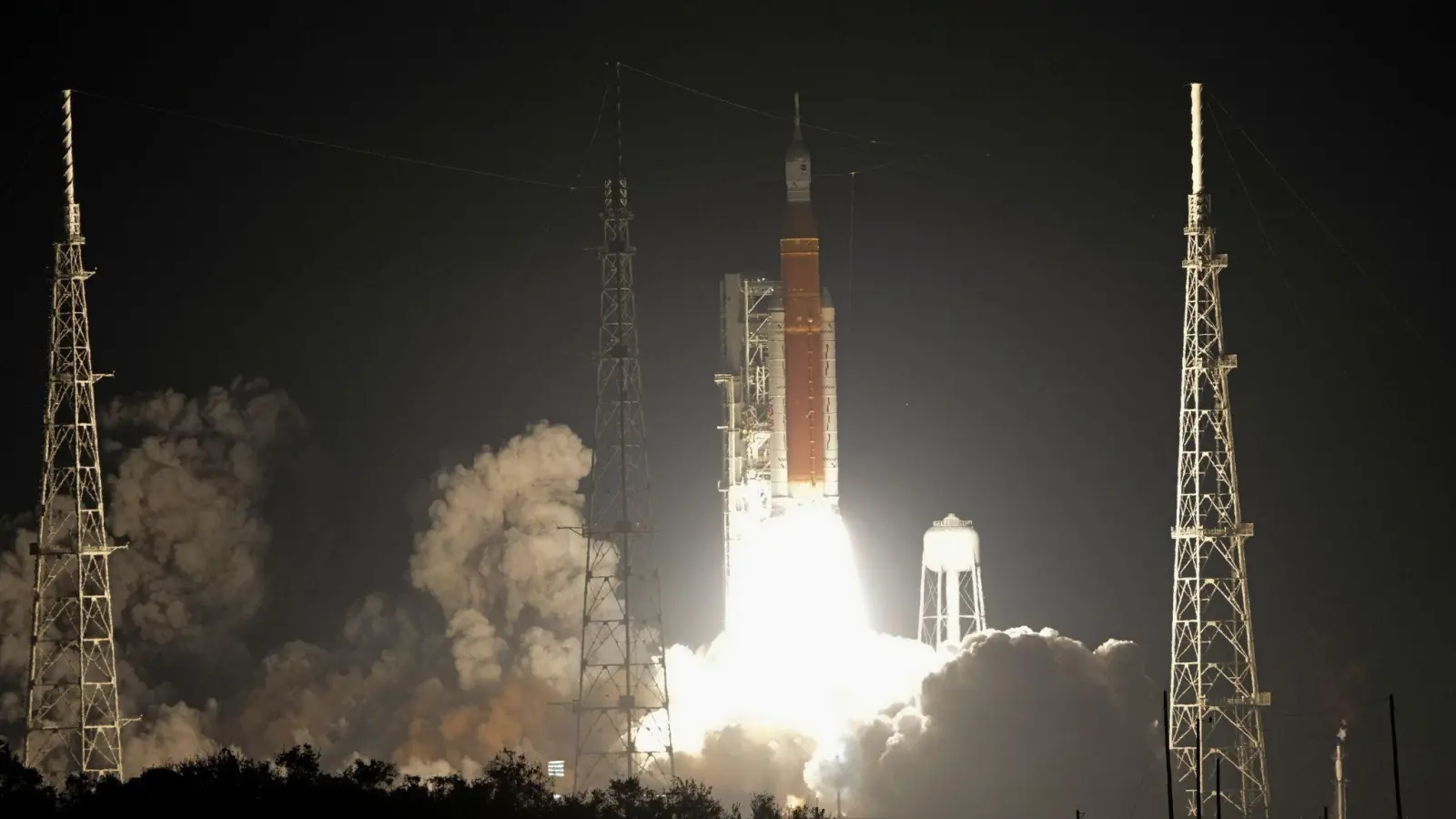 Eine „Space Launch System“-Rakete der Mission „Artemis“ startet am Weltraumbahnhof Cape Canaveral. (Foto: John Raoux/AP/dpa)