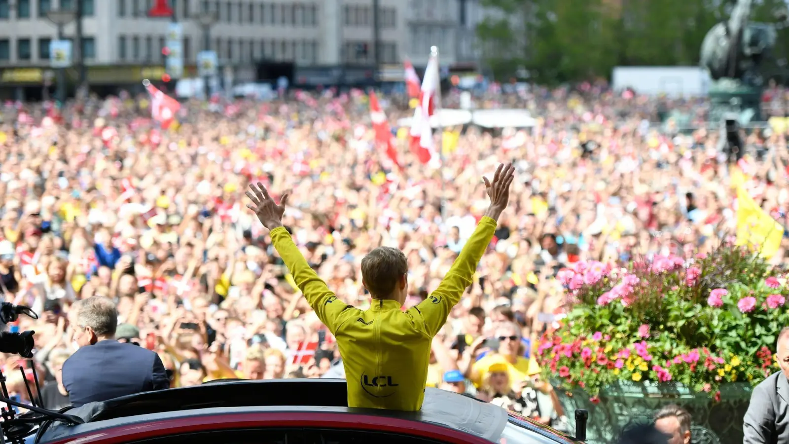 Tour-de-France-Sieger Jonas Vingegaard wird von seinen Fans am Kopenhagener Rathaus empfangen. (Foto: Thomas Sjoerup/Ritzau Scanpix Foto/AP/dpa)