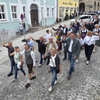 Die Ehrengäste in der Kegetstraße. (Foto: Hans-Bernd Glanz)