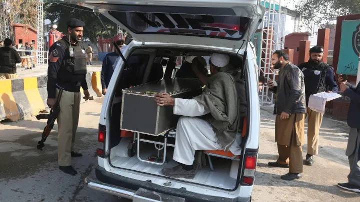 Ein weiteres Anschlagsopfer wird mit einem Wagen zur Beerdigung transportiert. (Foto: Muhammad Sajjad/AP/dpa)