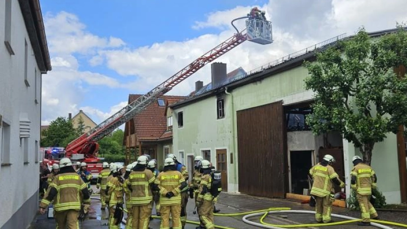 In Gräbenwinden bei Herrieden im Landkreis Ansbach geriet ein Sägewerk in Brand. Dort wird aktuell mit einem Großaufgebot an Feuerwehrleuten gelöscht.  (Foto: Wolfgang Grebenhof)