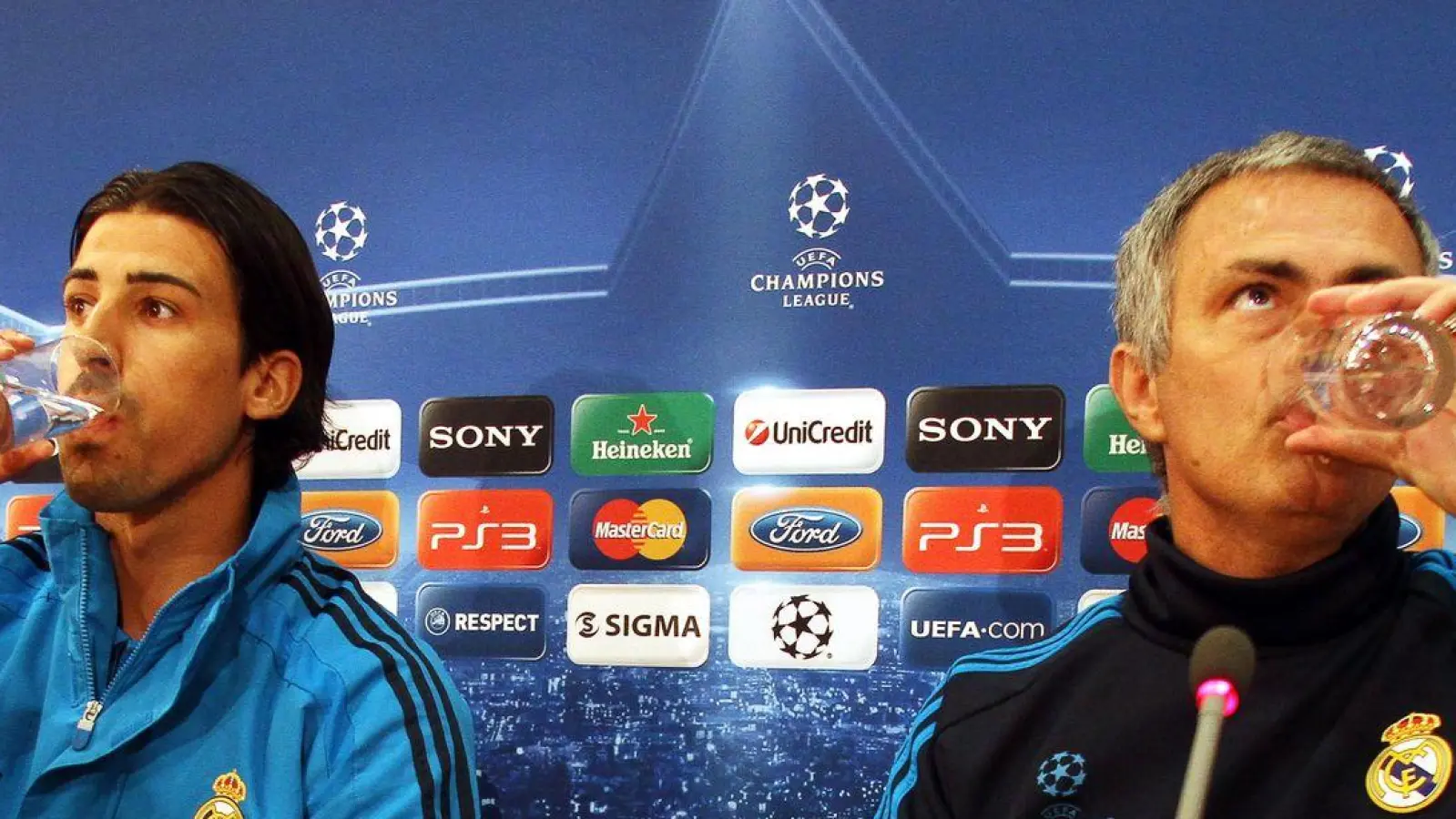 Nach fast eineinhalb Jahrzehnten wieder bei Real vereint: Sami Khedira (links) und Coach José Mourinho. (Archivbild) (Foto: picture alliance / dpa)
