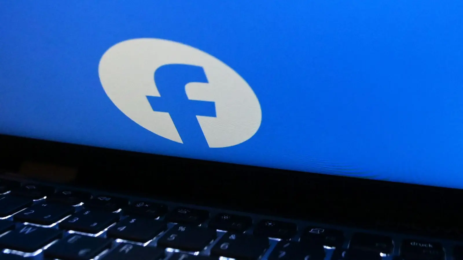 Mit der Freunde-finden-Funktion können registrierte Facebook-Nutzer die auf ihren Endgeräten verfügbaren Kontaktdaten auf einen Server hochladen. (Foto: Anna Ross/dpa)