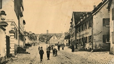 Eine historische Aufnahme zeigt die Schloßstraße und den Schloßberg. Rechts ist die Weinhandlung Joh. Langkammerer Söhne zu sehen, ganz im Hintergrund der Bismarckturm. (Repro: Alexander Biernoth)