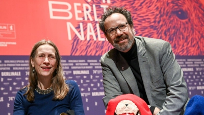 Mariette Rissenbeek und Carlo Chatrian stellen das Berlinale-Programm vor. (Foto: Jens Kalaene/dpa)
