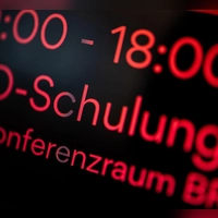 Der Arbeitgeber muss den Arbeitnehmer für alle Fortbildungen, die er angeordnet hat, freistellen und bezahlen. (Foto: Zacharie Scheurer/dpa-tmn)