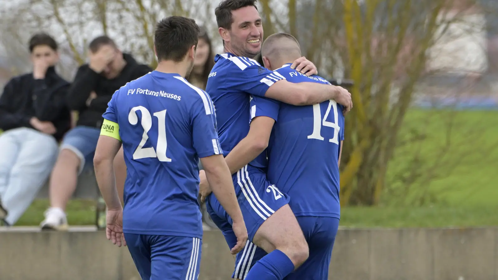 Fünf Tore, drei Schützen: Doppeltorschütze David Scherb (Mitte) freut sich mit Tino Herding (rechts) über das 5:0. Links Anton Mohr. (Foto: M. Rügner)