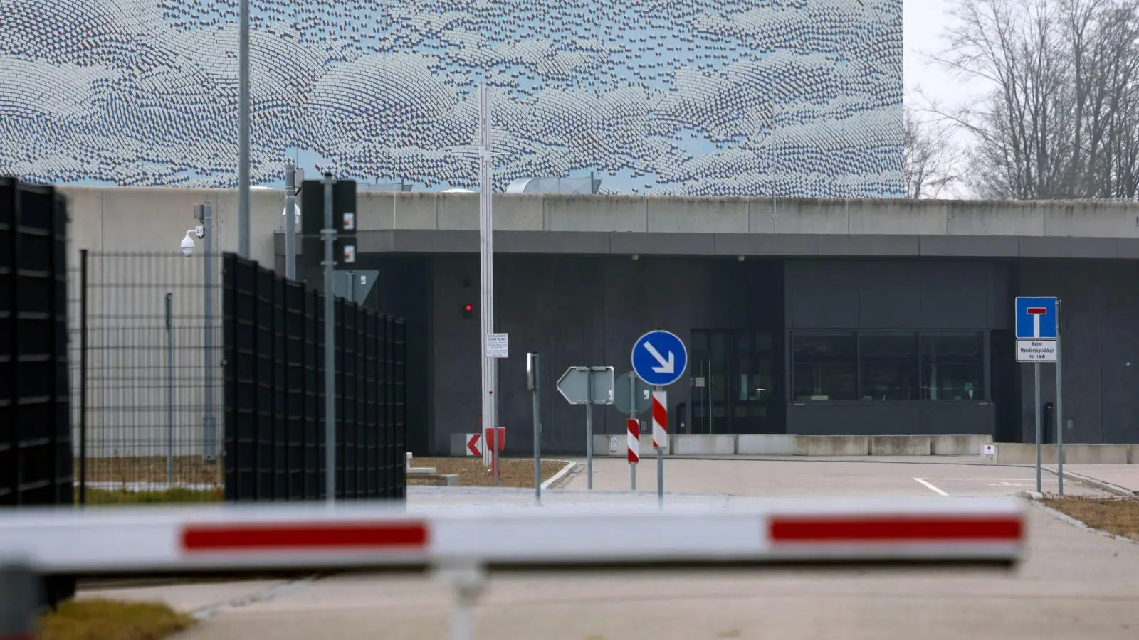 Der Eingangsbereich der Justizvollzugsanstalt (JVA) in Gablingen bei Augsburg. Die bundesweite Anti-Folter-Kommission kritisiert erneut die Zustände dort. (Archivbild) (Foto: Karl-Josef Hildenbrand/dpa)