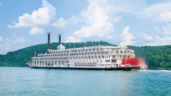 Die „American Queen“ ist laut Nicko Cruises der größte jemals gebaute Schaufelrad-Dampfer. (Foto: Nico Cruises/dpa-tmn)