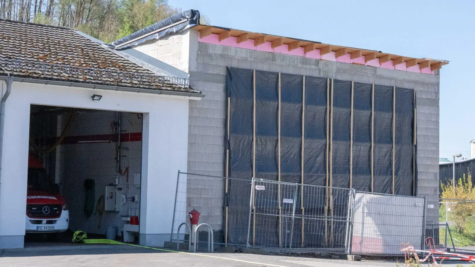 Das Feuerwehrgerätehaus war mit 250.000 Euro Baukosten geplant. (Foto: Benjamin Westhoff/dpa)