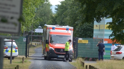 Ein Rettungswagen verlässt nach dem Unfall das Freibad in Bad Windsheim. (Foto: Günter Blank)