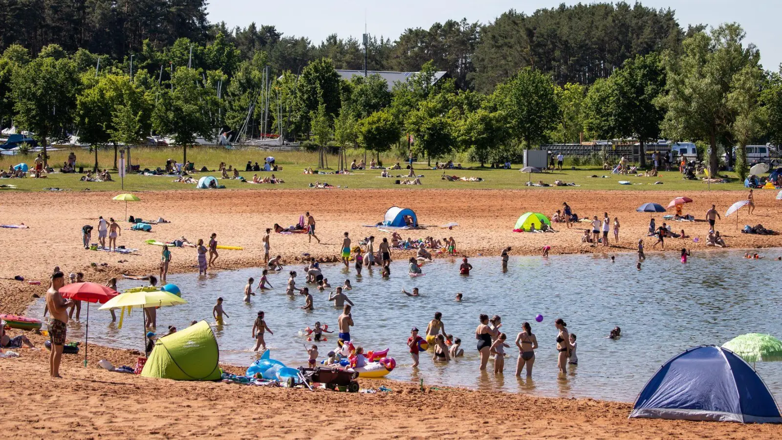 Die hohen Temperaturen laden zum Baden ein – doch durch die hohe UV-Strahlung besteht auch hohe Sonnenbrandgefahr.  (Foto: Daniel Karmann/dpa)