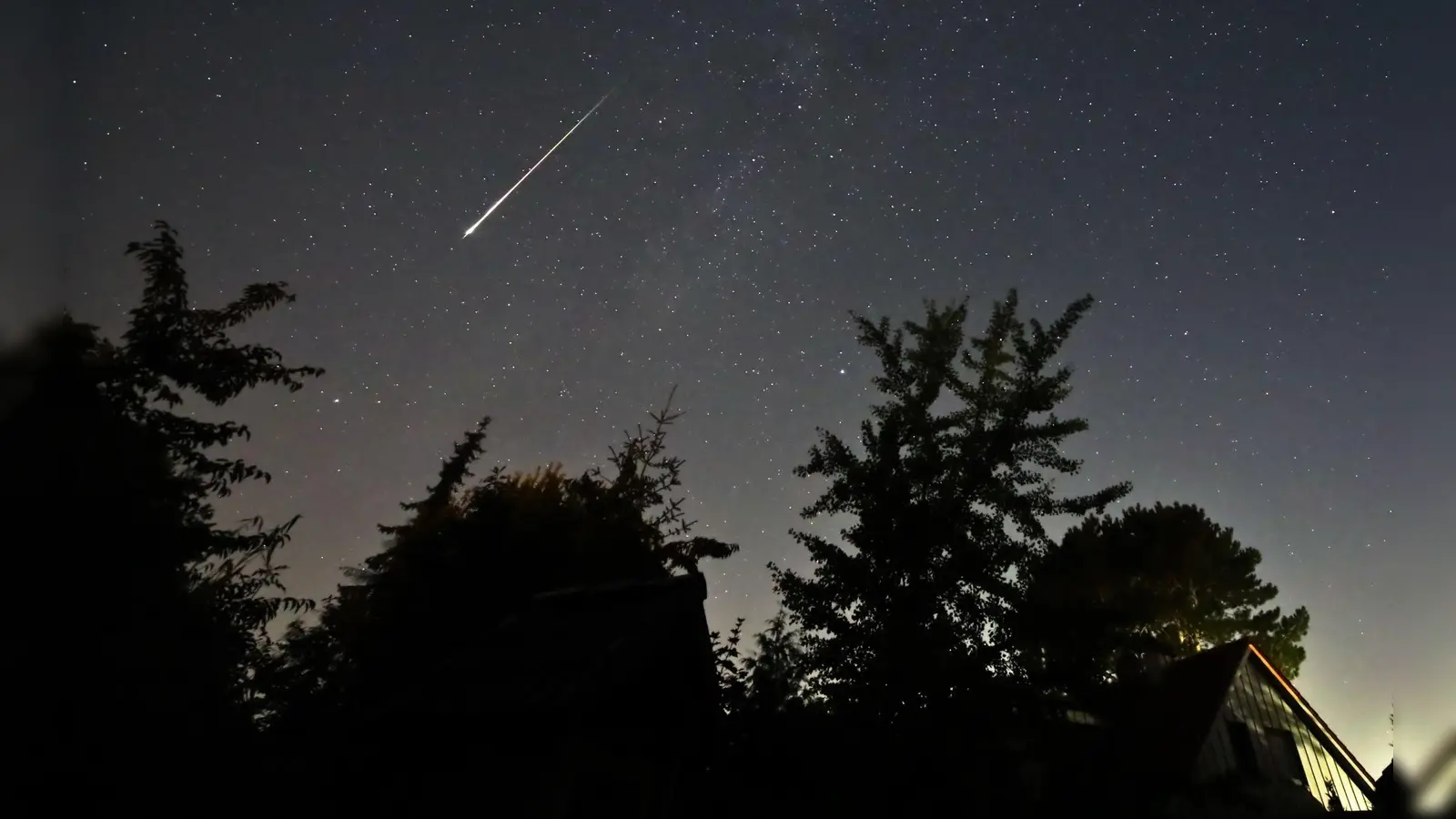 Im August gibt es viele Sternschnuppen zu sehen - die meisten in der Nacht auf Mittwoch. (Archivbild) (Foto: Marco A. Ludwig/dpa)