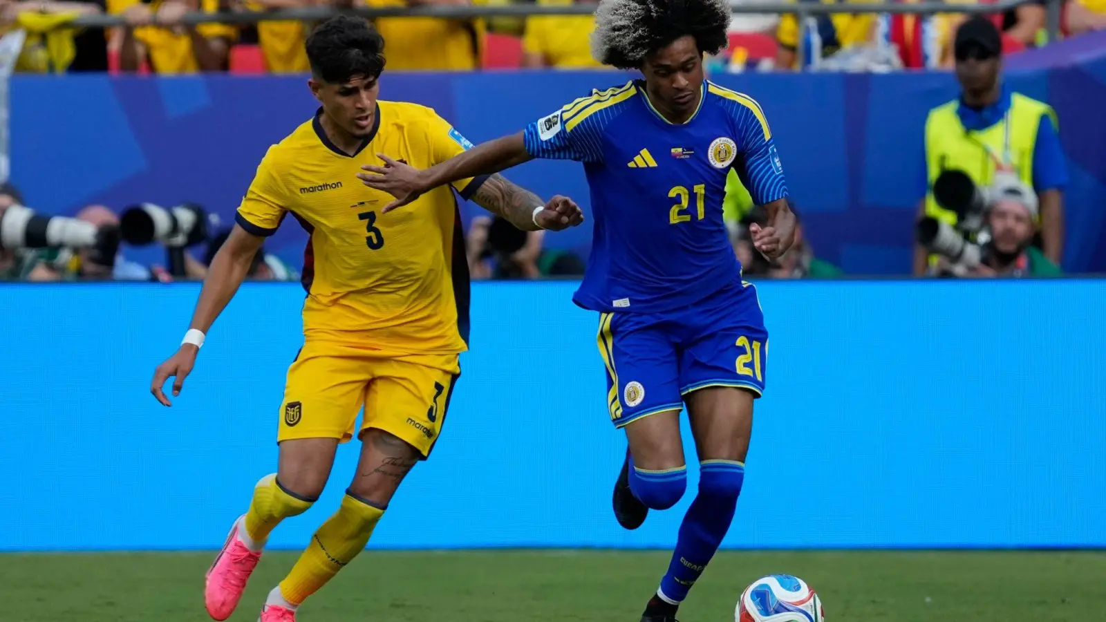 Piero Hincapie (links, gegen Curacaos Tahith Chong) spielt mit Ecuador derzeit bei der WM. (Foto: Charlie Riedel/AP/dpa)