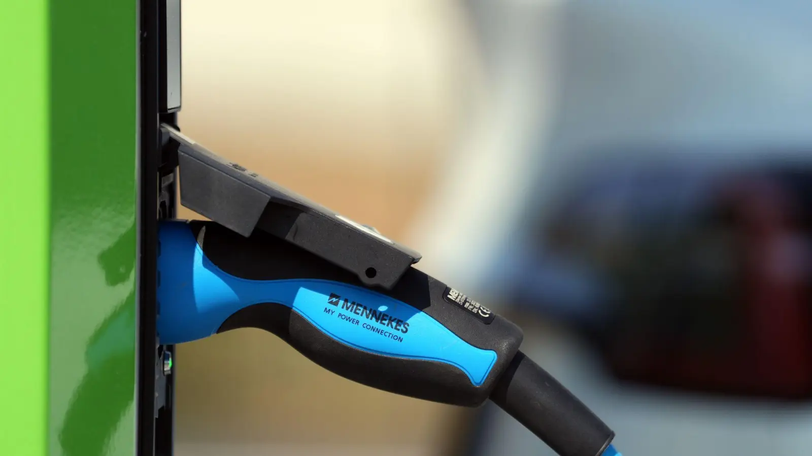 Clever auf den Urlaub vorbereiten: Eine Vollladung ist vor langen Fahrten in der Regel kein Problem. (Foto: Soeren Stache/dpa)