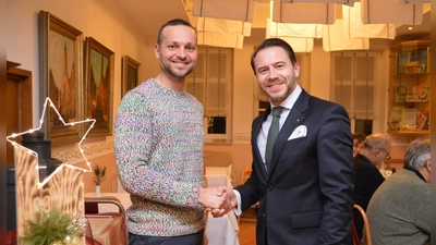 Der Uffenheimer Rotary-Präsident Sebastian Kulig (rechts) überreichte Gerd Hartmann 5000 Euro für seinen Verein „TraumRitter“. (Foto: Johannes Zimmermann)