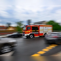 Gefahr im Gewusel: Gerade im hektischen Verkehr kann ein Einsatzfahrzeug zusätzlichen Stress auslösen - wie reagiert man richtig? (Foto: Robert Michael/dpa/dpa-tmn)