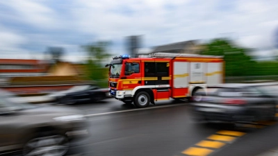 Gefahr im Gewusel: Gerade im hektischen Verkehr kann ein Einsatzfahrzeug zusätzlichen Stress auslösen - wie reagiert man richtig? (Foto: Robert Michael/dpa/dpa-tmn)