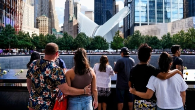 Nach Abschluss der Feierlichkeiten zum 20. Jahrestag der Terroranschläge vom 11. September 2021 im National September 11 Memorial &amp; Museum in New York begeben sich die Besucher zum Südpool. (Foto: Matt Rourke/AP/dpa)