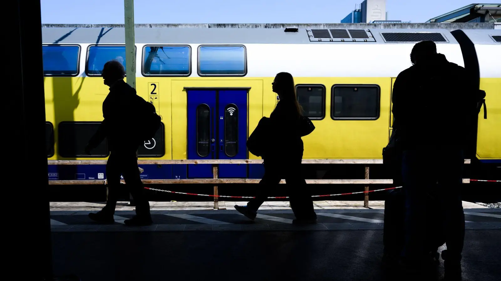 Das Deutschlandticket hat den Nahverkehr verändert. (Archivbild) (Foto: Julian Stratenschulte/dpa)