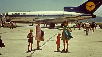 Damals war man noch wer als Deutscher: Touristen aus dem Ruhrgebiet kommen 1973 - noch zur Zeit von Diktator Franco - auf dem Flughafen von Ibiza an. (Archivbild) (Foto: Christoph  Driessen/dpa)