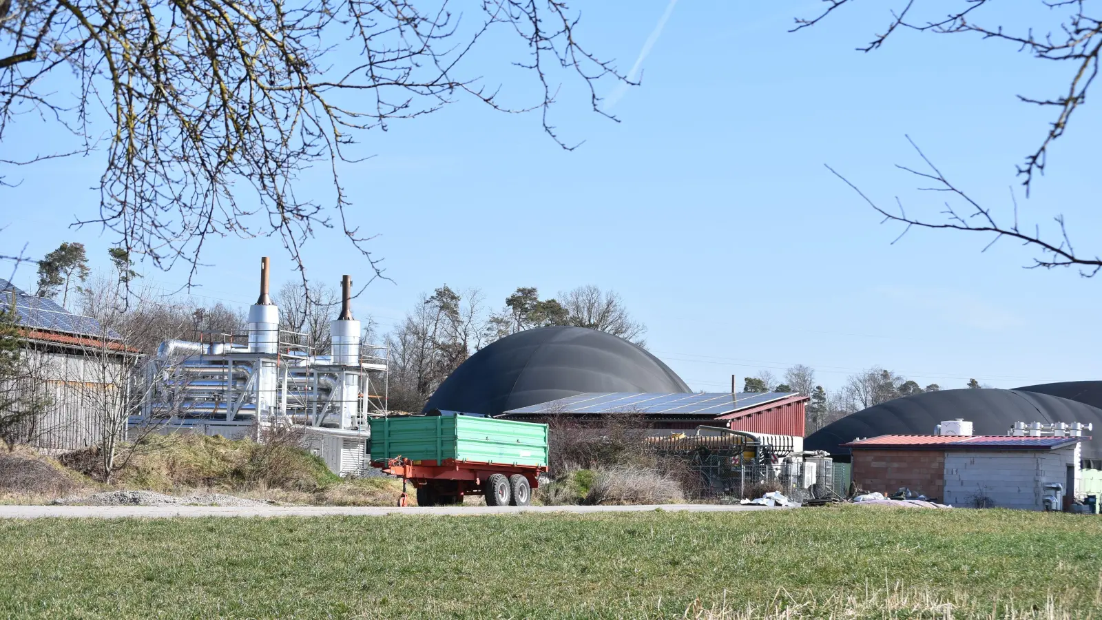 Biogasanlagen erzeugen nicht nur Strom, sondern auch jede Menge „Abwärme“. Diese Anlage bei Unterschweinach beispielsweise soll künftig ein Wohnviertel Neustadts mit Wärme versorgen. (Foto: Ute Niephaus)