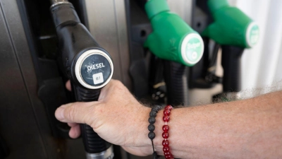 Um knapp 17 Cent sank die Steuer auf Benzin und Diesel - komplett ist dies bisher nicht an den Zapfsäulen angekommen. (Archivbild) (Foto: Marijan Murat/dpa)