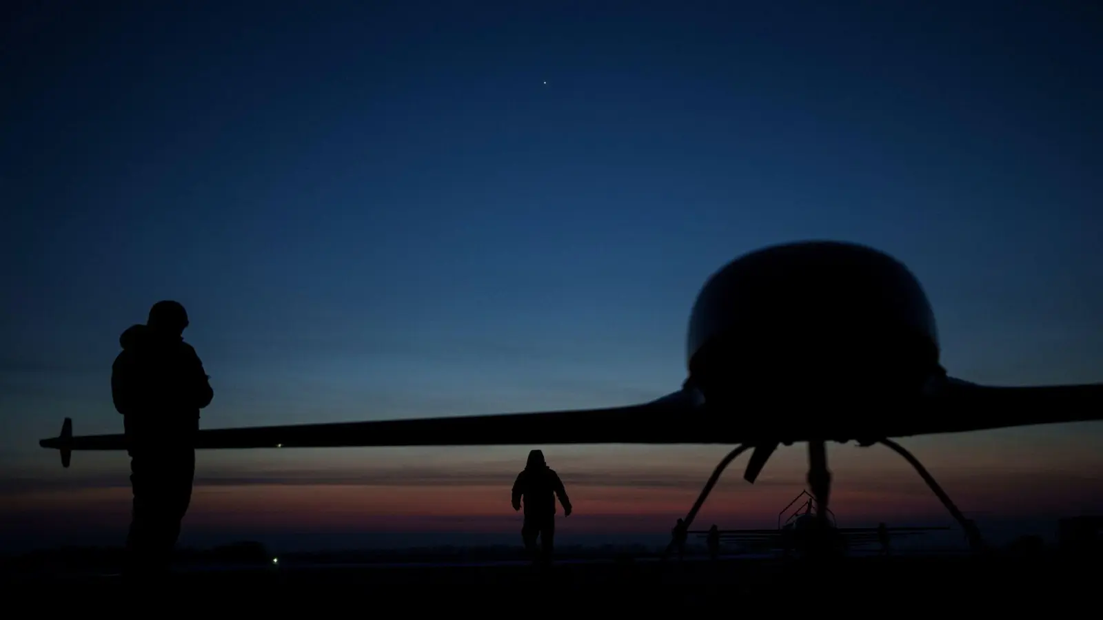 Ukrainische Soldaten bereiten Drohnen für Angriffe auf das russische Hinterland vor. (Archivbild) (Foto: Evgeniy Maloletka/AP/dpa)