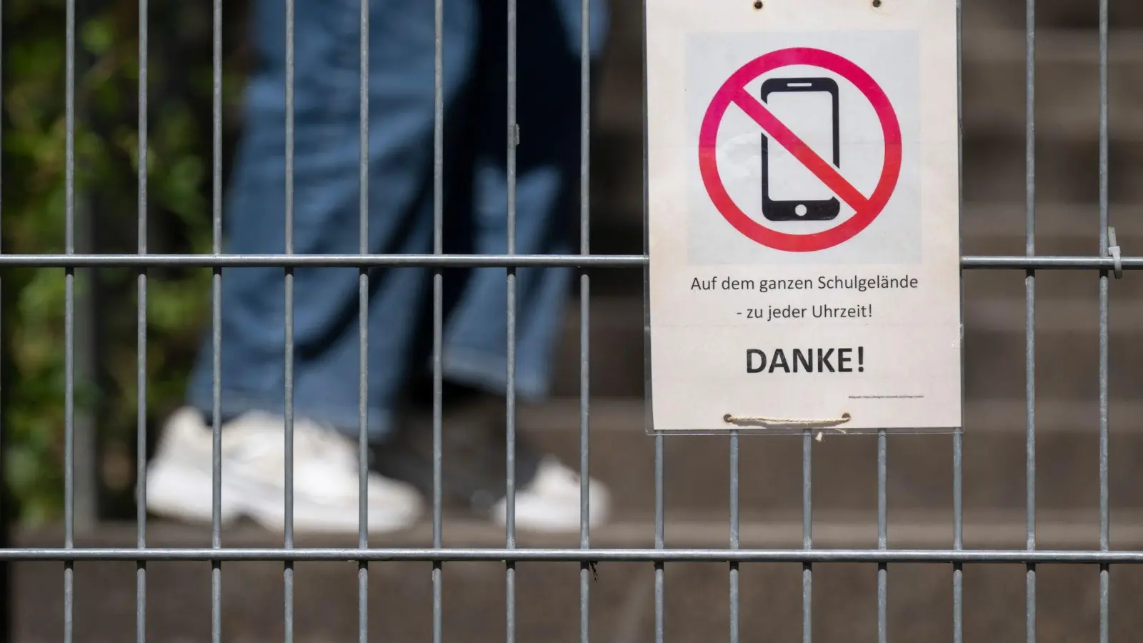 Längst gibt es Schulen mit Handyverbot. Allerdings ist die Situation in den einzelnen Bundesländern unterschiedlich. (Symbolbild) (Foto: Marijan Murat/dpa)