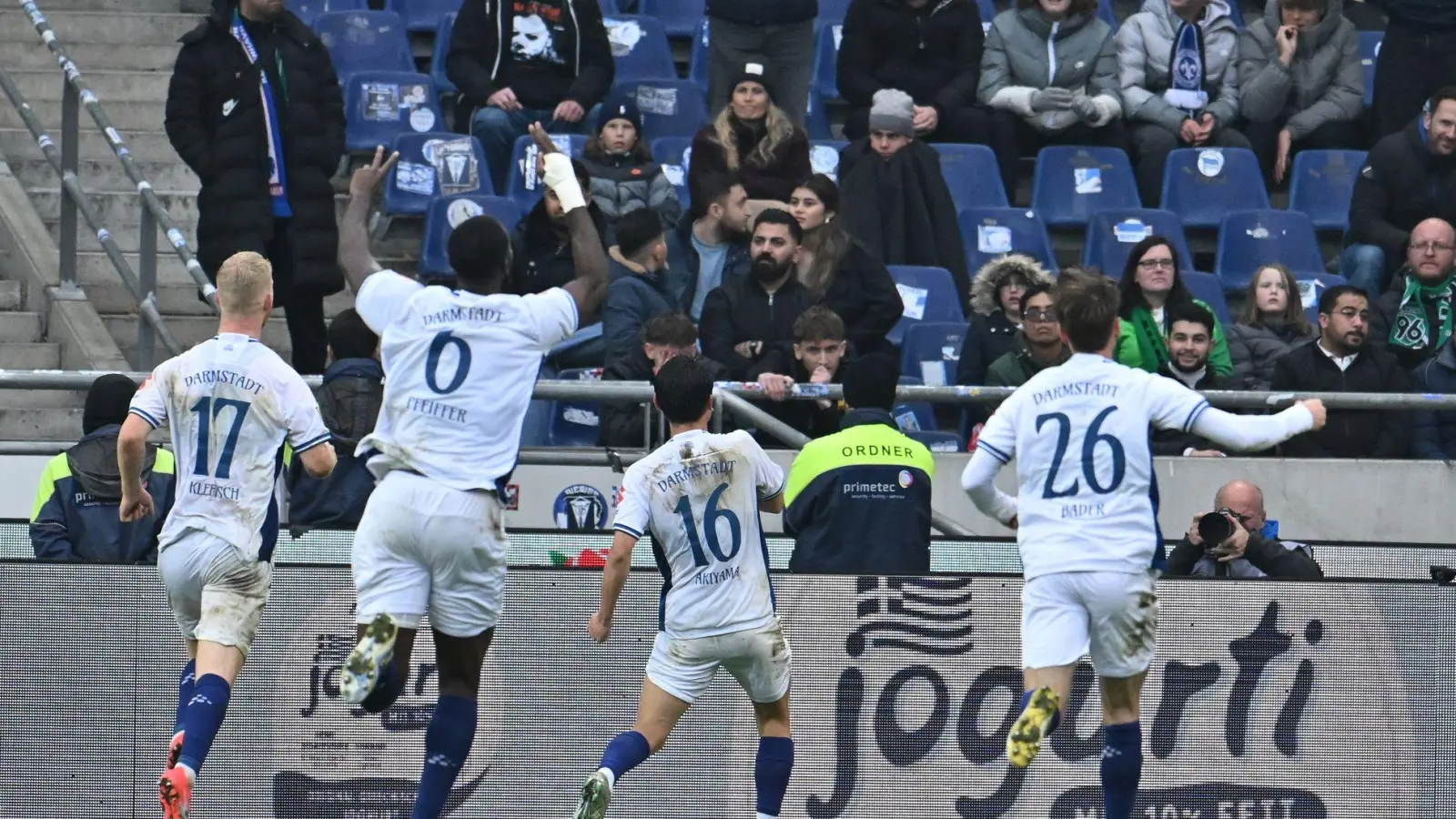 Großer Jubel bei Darmstadt 98 nach dem Siegtreffer von Hiroki Akiyama (M) in Hannover.  (Foto: Swen Pförtner/dpa)
