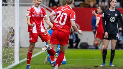Bayern-Ass Pernille Harder (l.): wieder Jubel gegen Wolfsburg? (Archivbild)  (Foto: Ulrich Gamel/dpa)