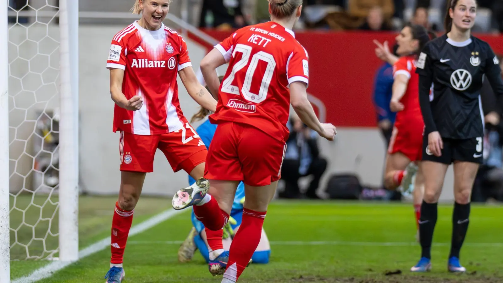 Bayern-Ass Pernille Harder (l.): wieder Jubel gegen Wolfsburg? (Archivbild)  (Foto: Ulrich Gamel/dpa)