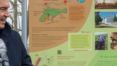 Markus Söder (CSU), Ministerpräsident von Bayern, spricht während der Vorstellung zur weiteren Entwicklung des Donaumooses. Moore sind ein zentraler Baustein für den Schutz des Klimas und der Artenvielfalt. Das Donaumoos hat dabei besondere Bedeutung. (Foto: Peter Kneffel/dpa)