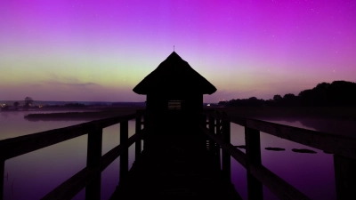 Die Nordlichter vor typischer Aischgrund-Kulisse: Bei dem außergewöhnlichen Himmelsphänomen war Paul Kappler rund um Uehlfeld auf Tour. (Foto: Paul Kappler)