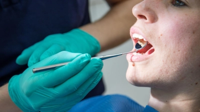 Eine gründliche Mundhygiene und regelmäßige Kontrollen beim Zahnarzt sind die beste Vorsorge gegen Parodontitis. (Foto: Christin Klose/dpa-tmn)